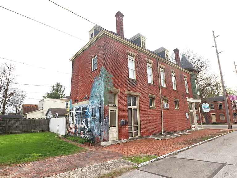 Historic Apartment Building — Photo 8