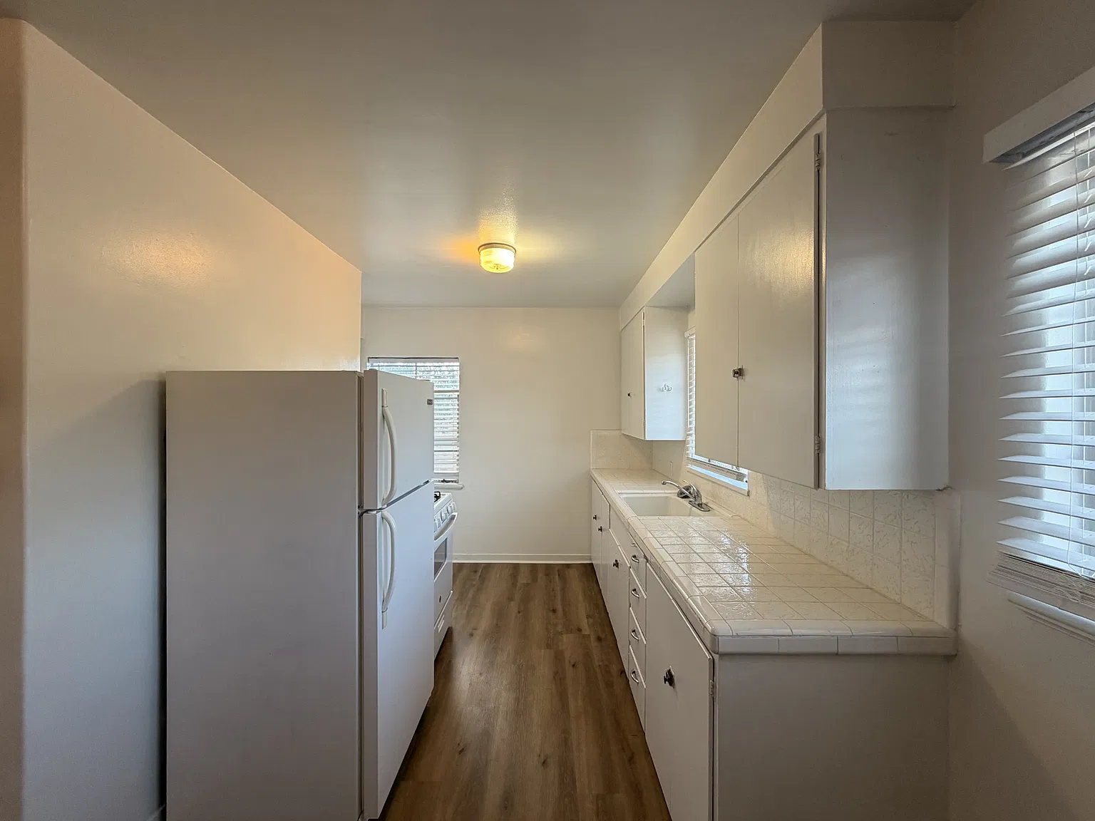 2 Amazing Downtown Apartments w/ Garages Private Outdoor Spaces — Photo 3