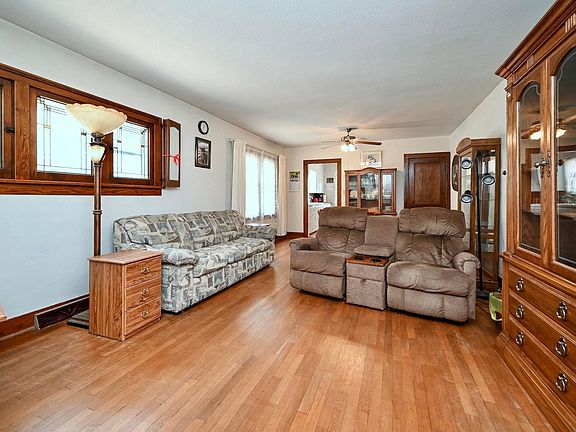 3rd image of 1217 East Ave S