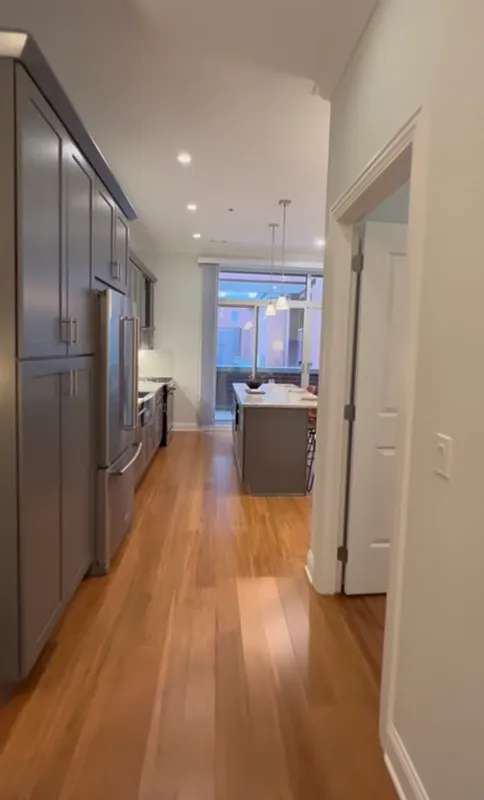 2 bed, 2.0 bath, 1090 sqft, $3,740 — Photo 3