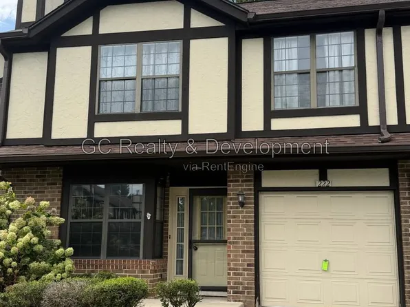 222 Oak Knoll Ln, Bloomingdale, IL 60108