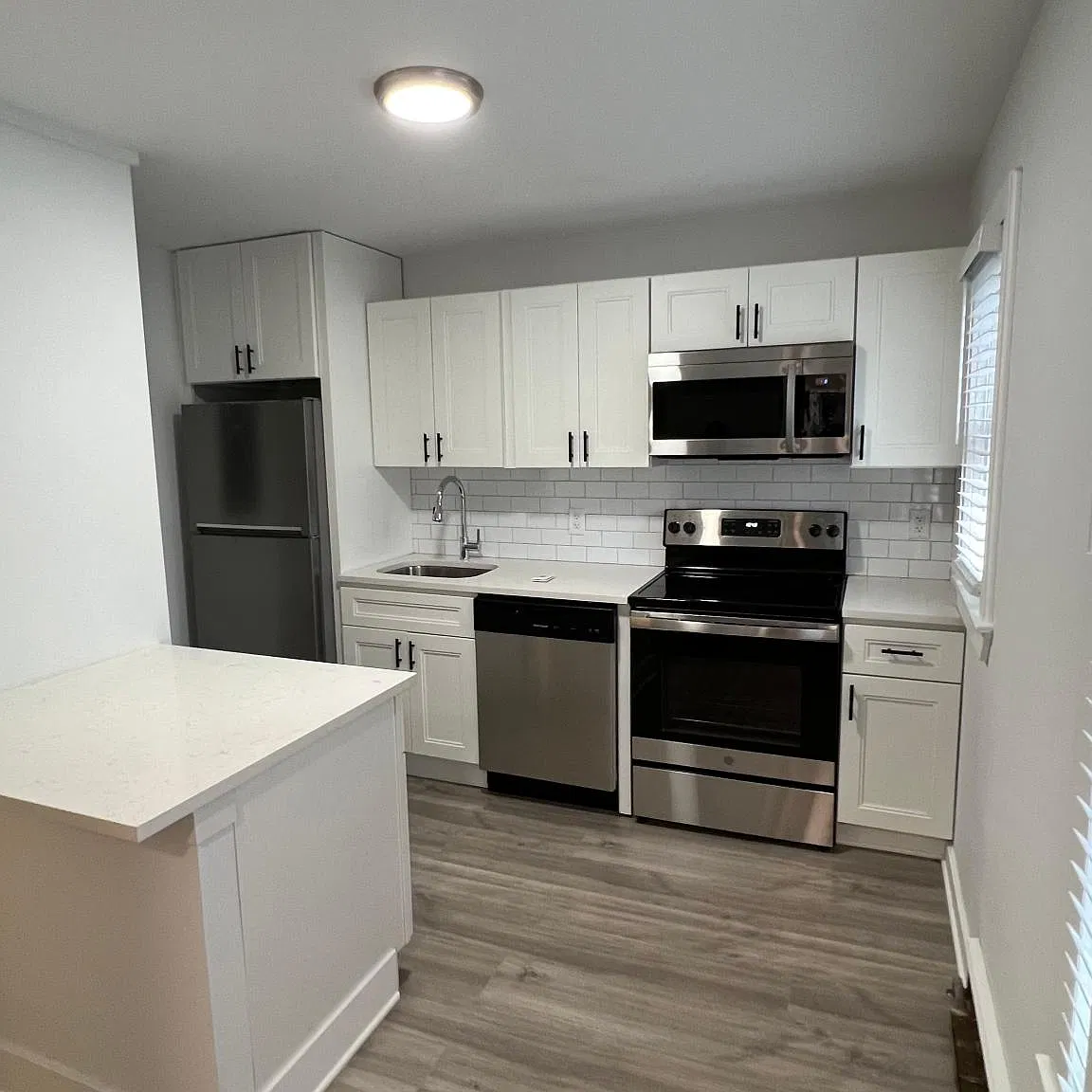 185 Laurel St — Photo 1