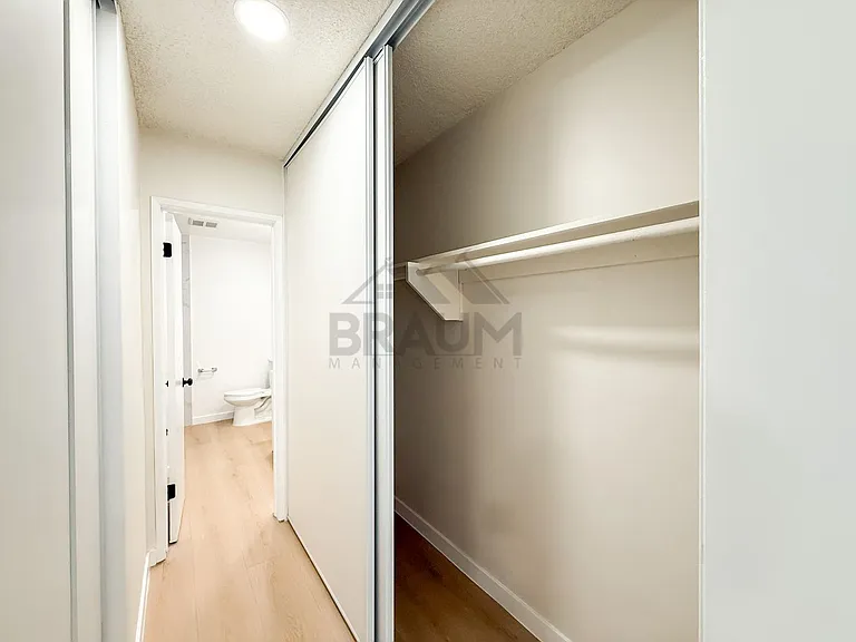 6039 Whitsett Ave — Photo 23