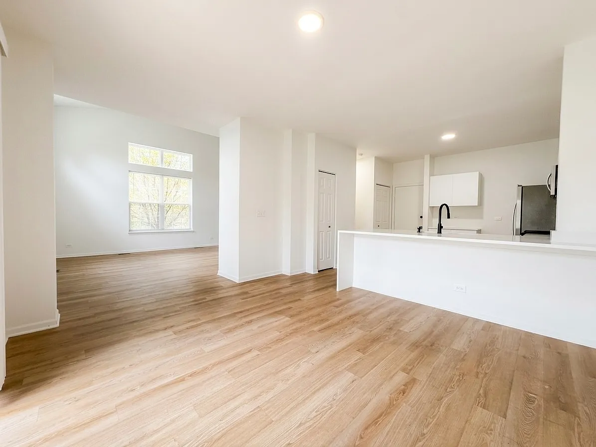 3 bed, 2.5 bath, 1933 sqft, $3,000 — Photo 3