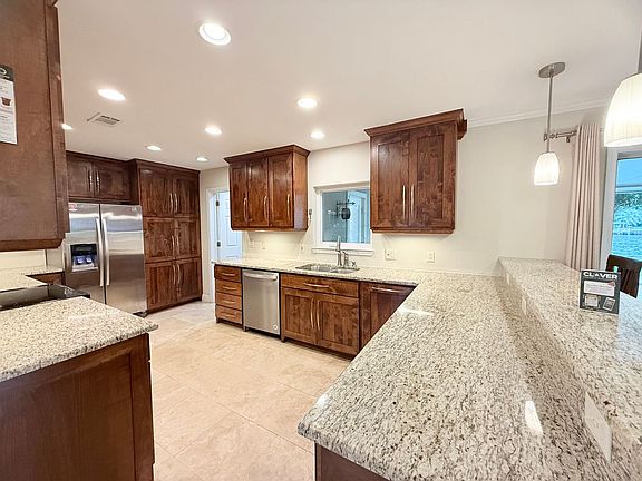5th image of 1054 Edgewater Ln