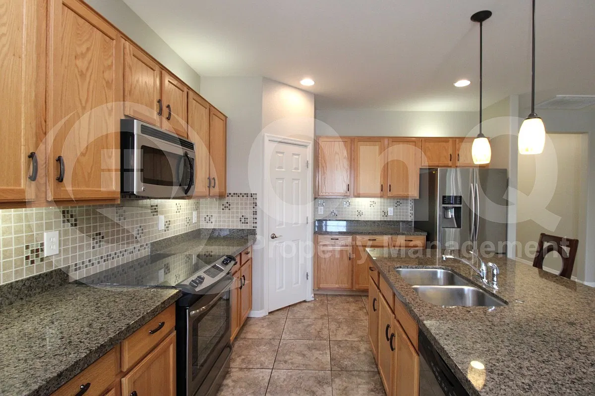 3 bed, 2.0 bath, 1652 sqft, $2,350 — Photo 4