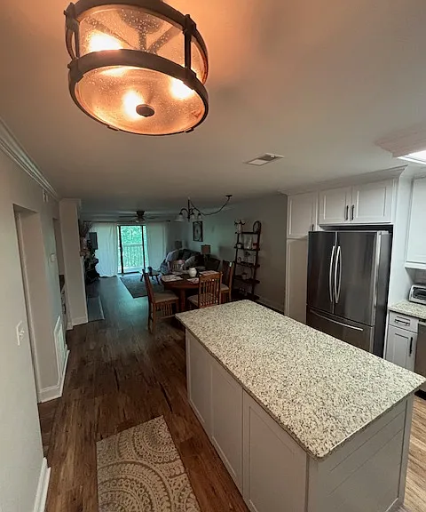 323 Edgewater Ln — Photo 1