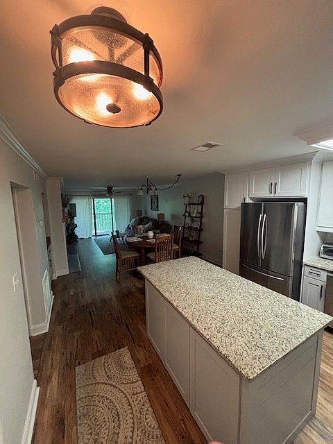 1st image of 323 Edgewater Ln