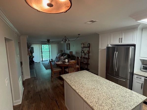 323 Edgewater Ln