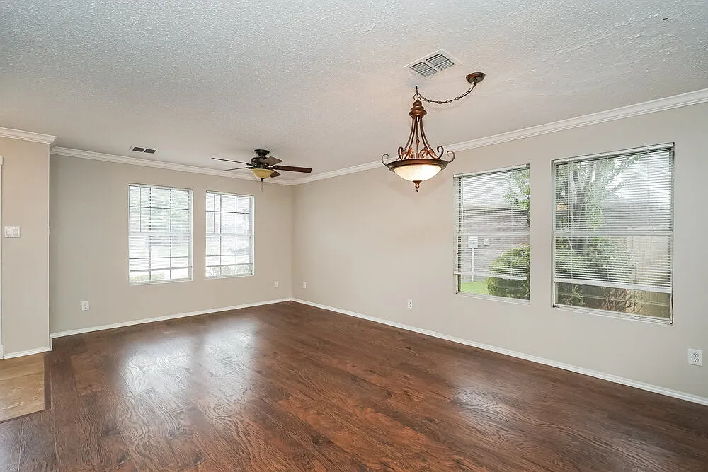 3 bed, 2.5 bath, 2318 sqft, $2,305 — Photo 4
