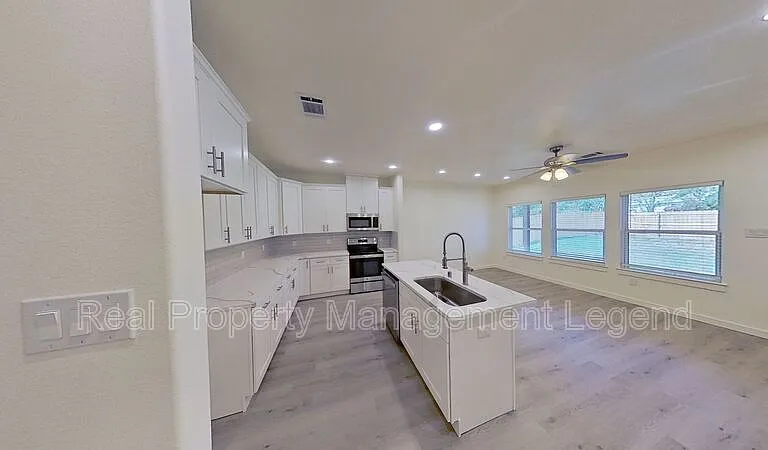 1009 Dubois St — Photo 17