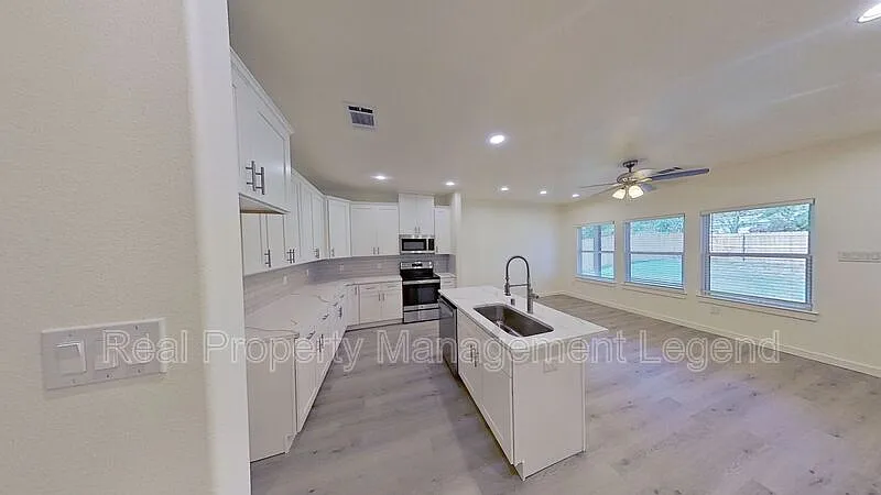 1009 Dubois St