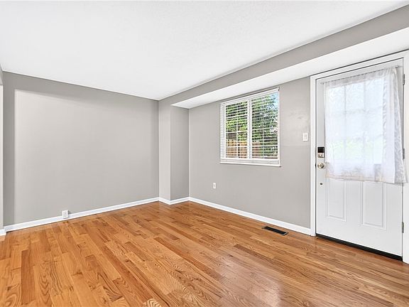 4th image of 215 Timber Trl
