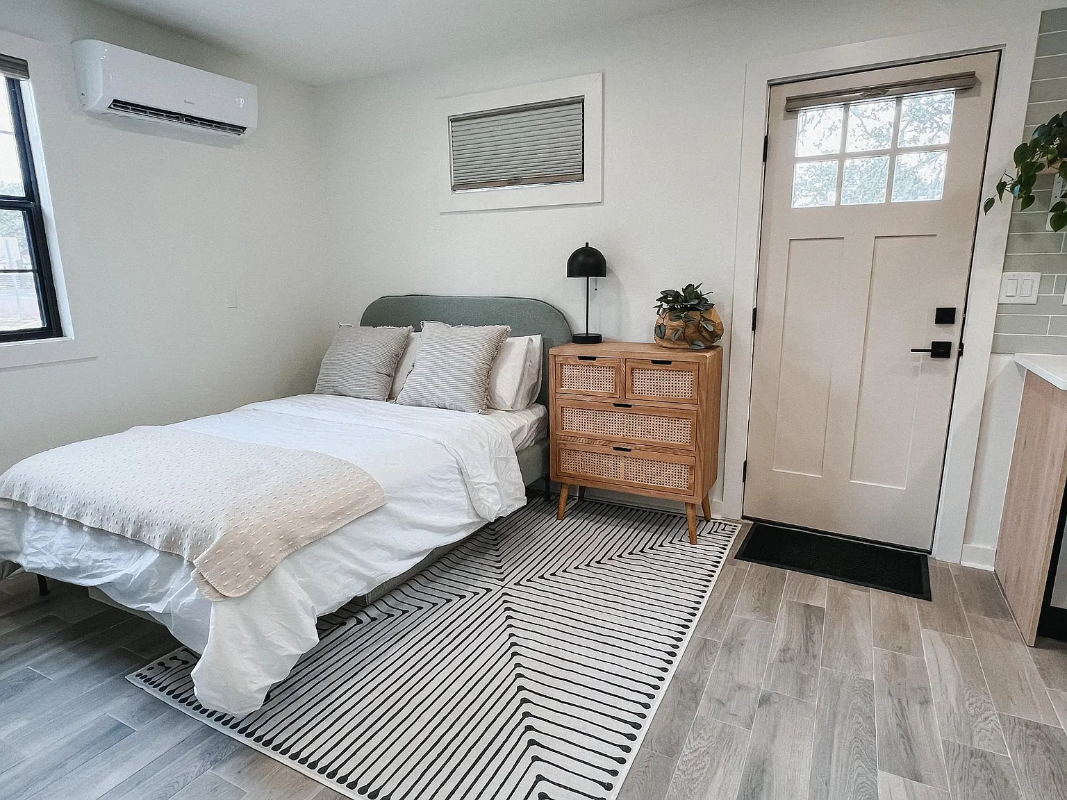 Studio, 300 sqft, $1,750 — Photo 2