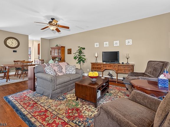 4th image of 2 Clearbrook Ln