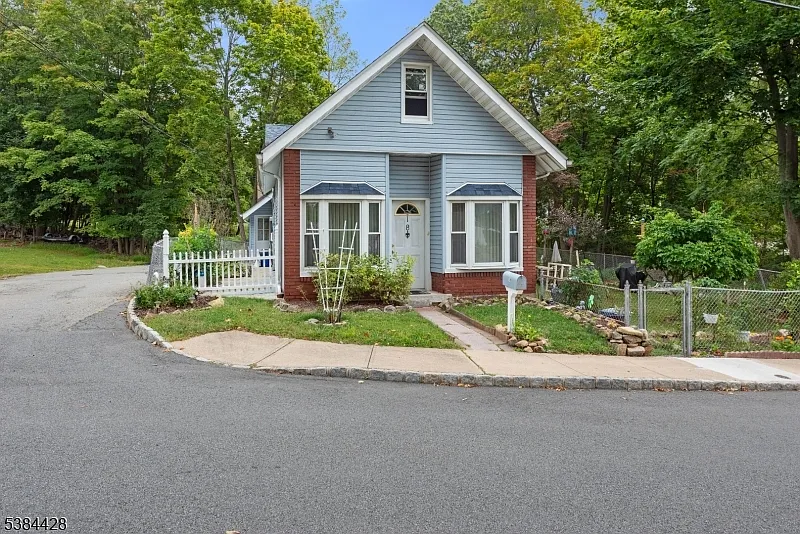 18 Windemere Ave photo 1