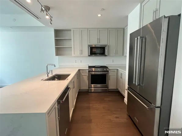 800 Avenue image 3 of 7