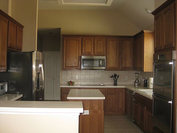 4th image of 701 Pin Oak Dr