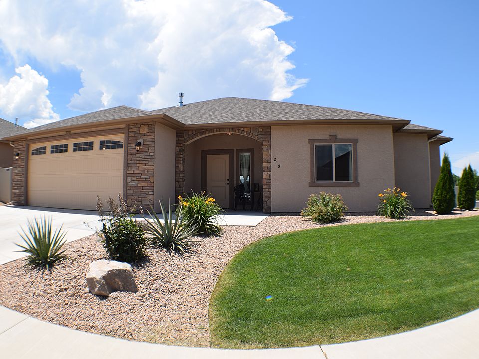 1st image of 219 Vista Hills Dr