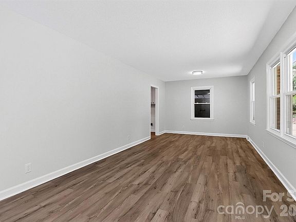3rd image of 1410 Yorkdale Dr