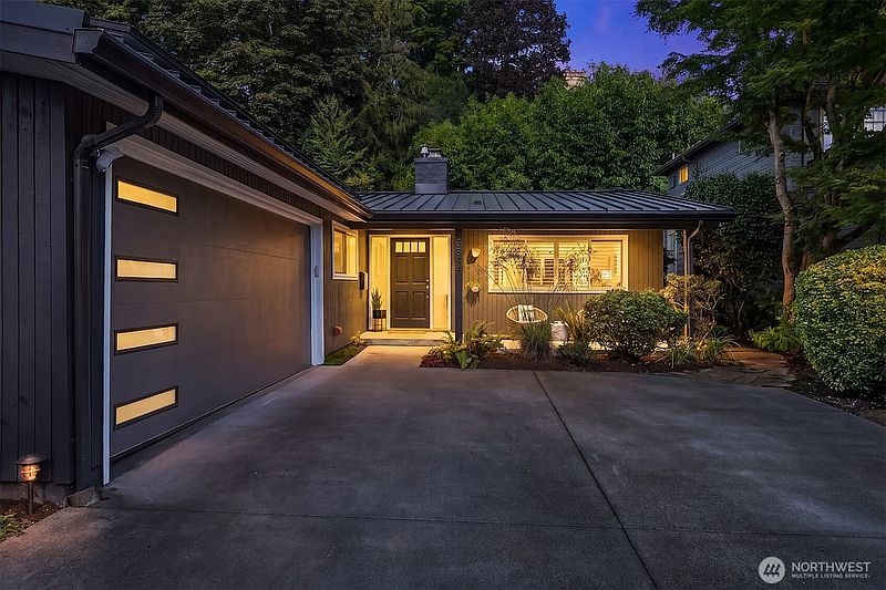 2nd image of 3844 Surber Drive NE