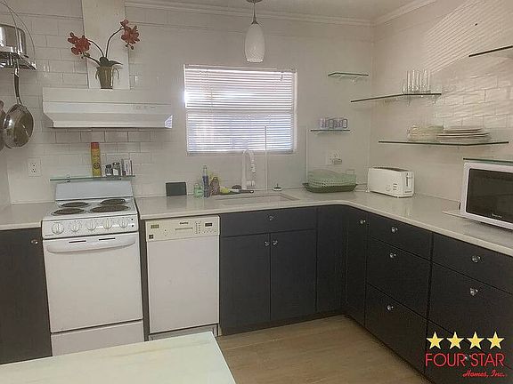 3rd image of 3427 Canoga Dr