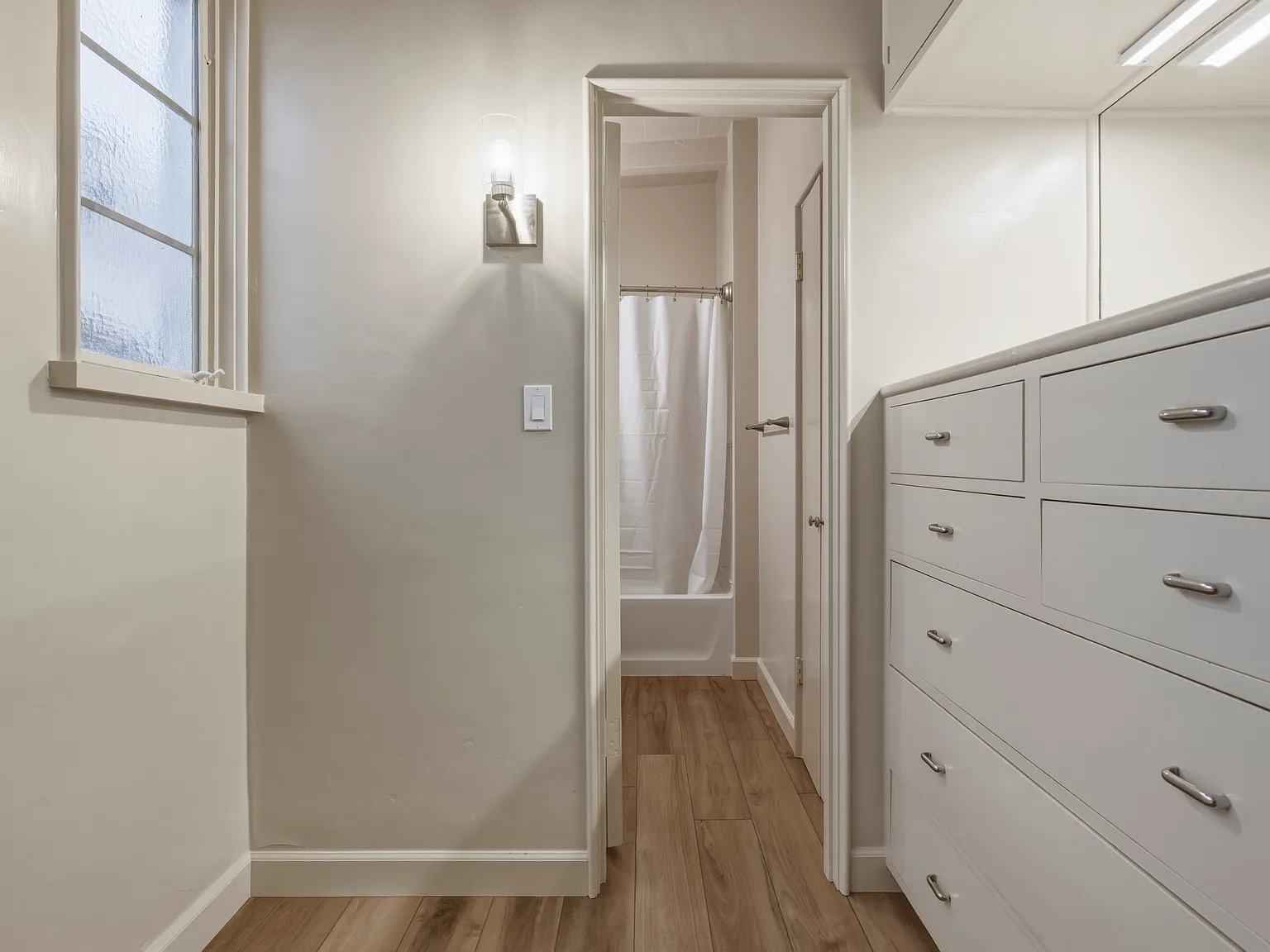 Studio, 300 sqft, $2,700 — Photo 4