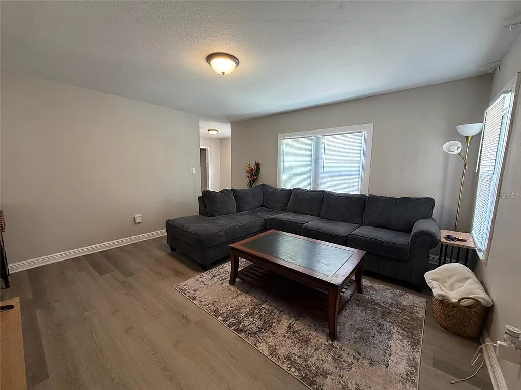 4 bed, 2.0 bath, 1302 sqft, $4,800 — Photo 3
