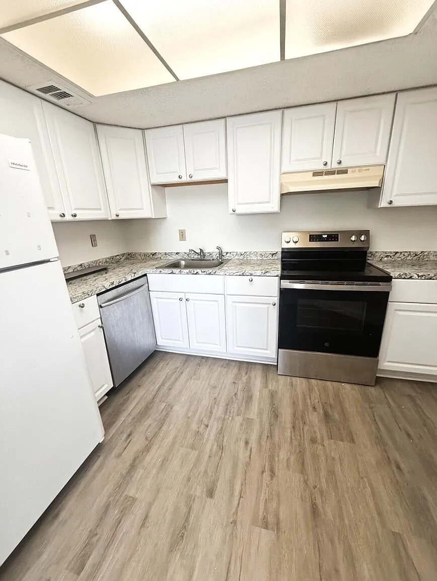 3 bed, 2.0 bath, 921 sqft, $1,950 — Photo 2
