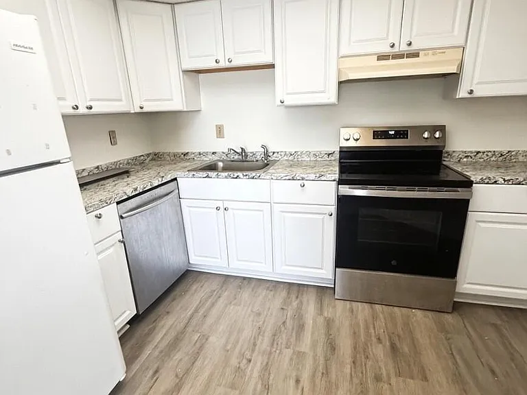 1516 SE Royal Green Cir #202 — Photo 2