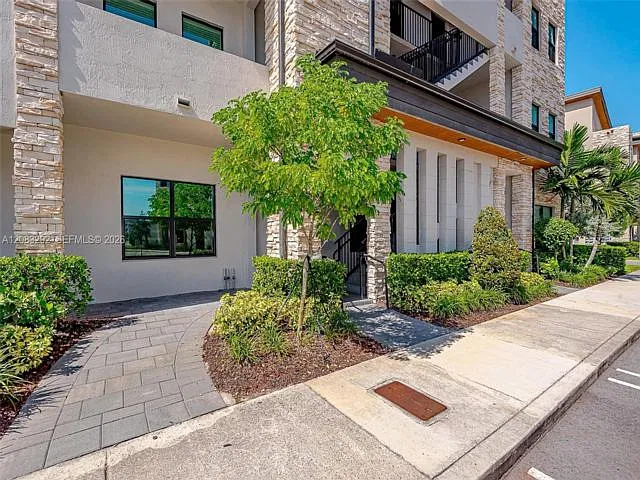 3 bed, 2.0 bath, 1410 sqft, $3,600 — Photo 1