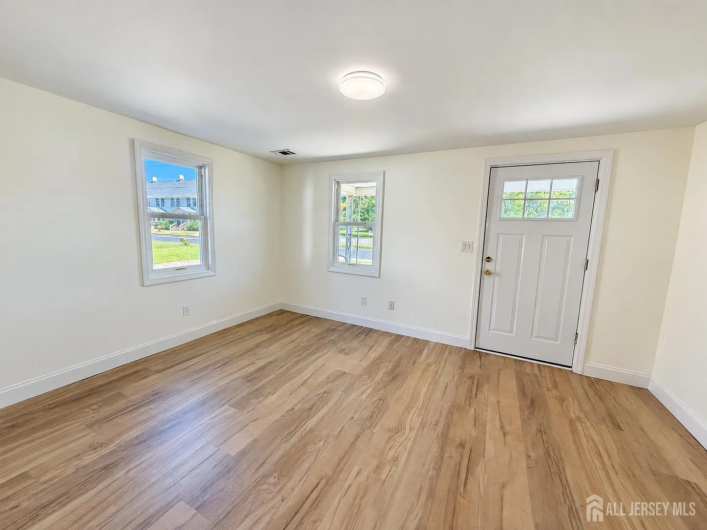 3 bed, 1.0 bath, 1200 sqft, $3,000 — Photo 4