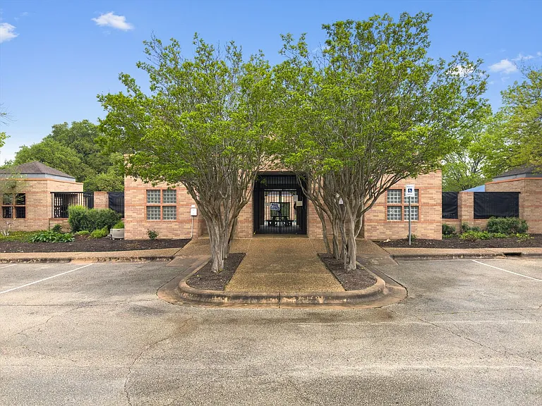 7902 Isaac Pryor Dr — Photo 33