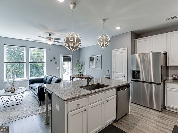 5th image of 124 Greenview Ct