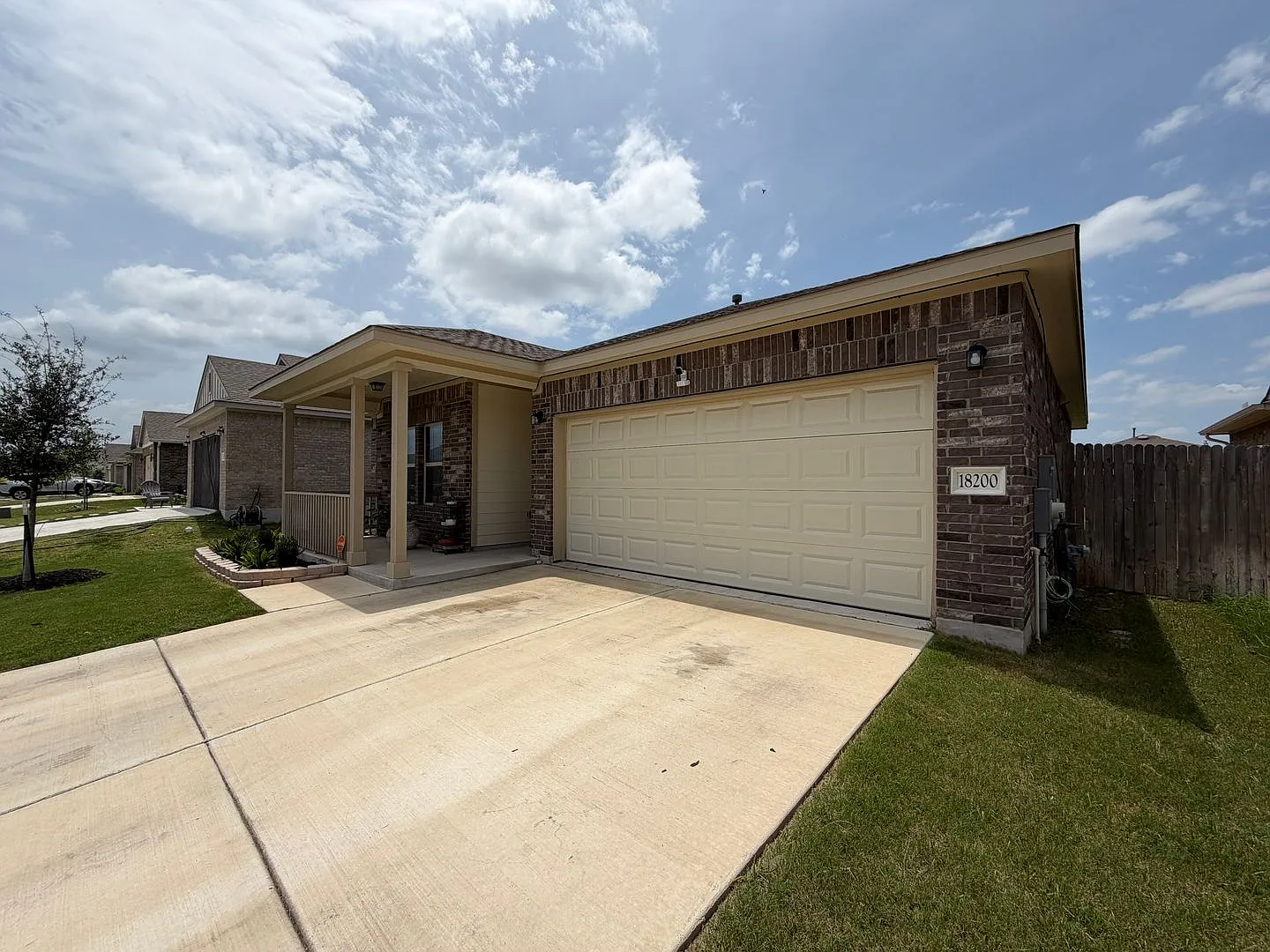 Spacious 3BR/2BA Rental Home with Large Fenced Yard in Manor! — Photo 3