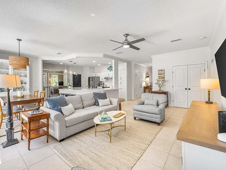 220 Seabreeze Cir — Photo 2