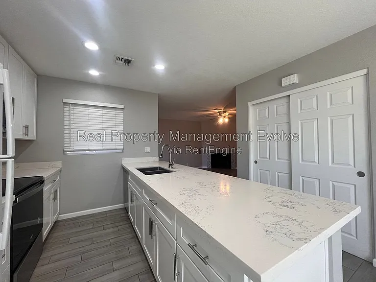 408 W Blackhawk Dr #1 — Photo 10