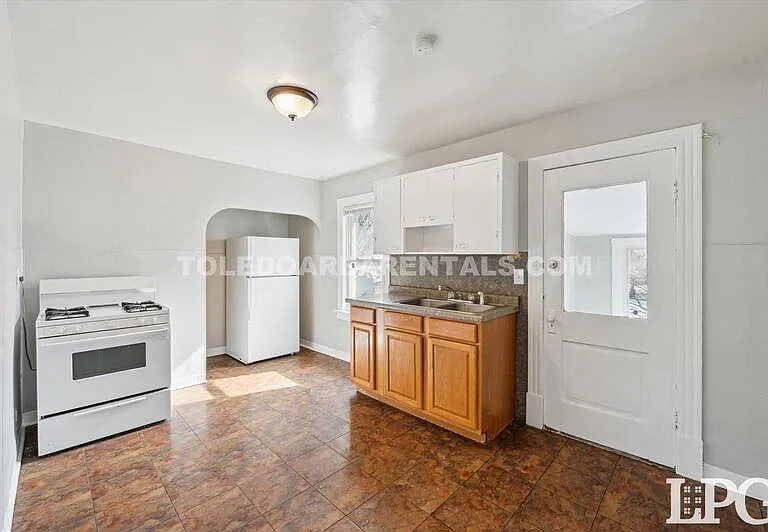 340 E Lake St — Photo 5