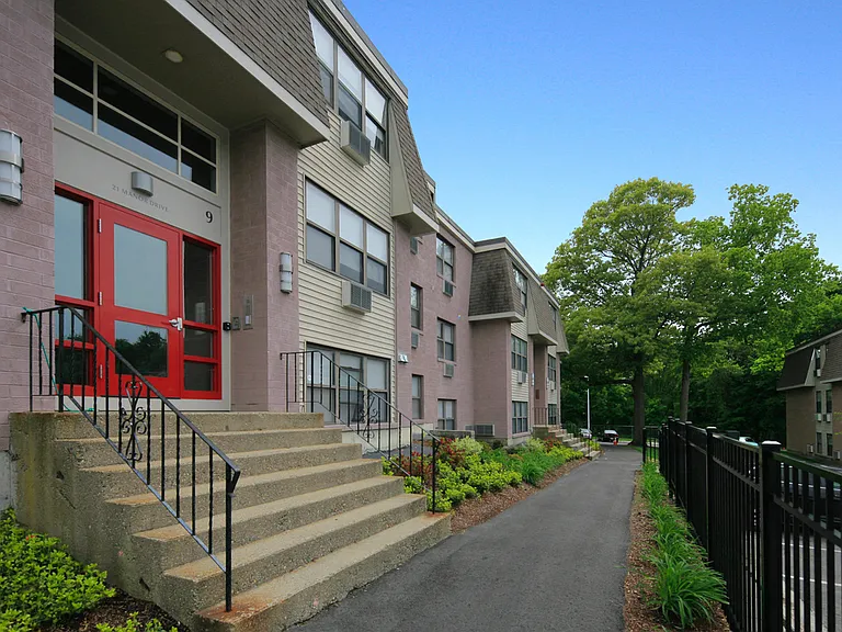 Oxford Apartments — Photo 12