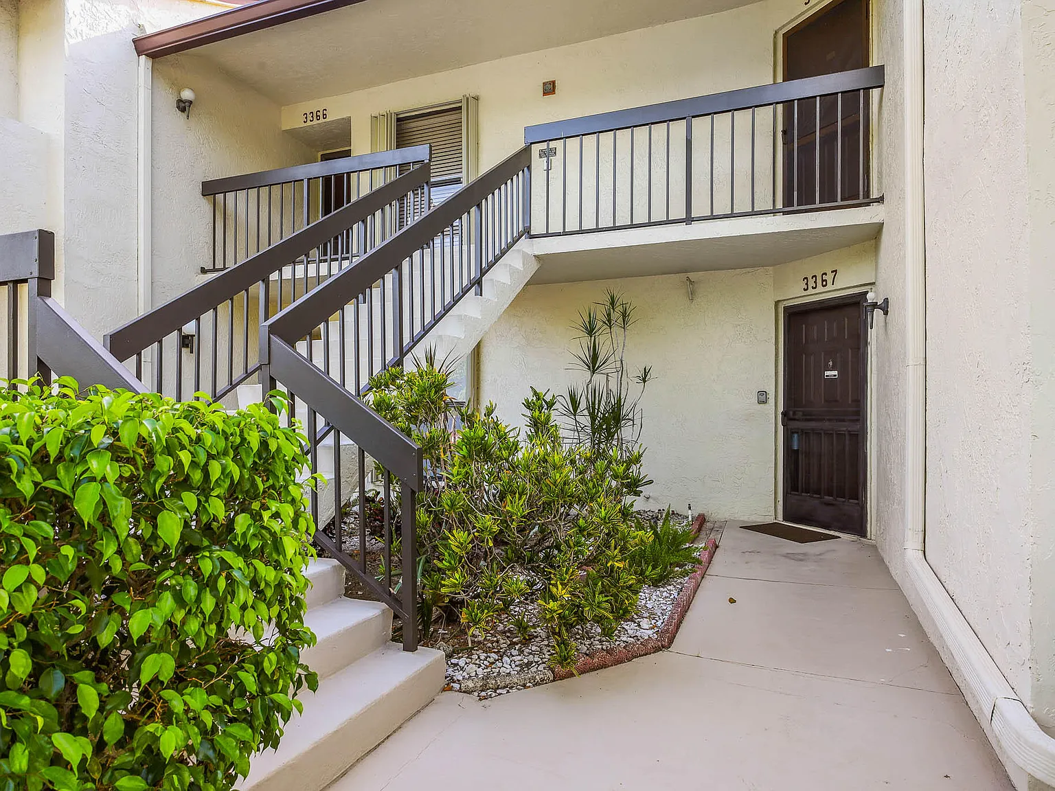 3 bed, 2.0 bath, 1275 sqft, $2,200 — Photo 2