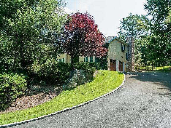 3rd image of 36 White Deer Ln