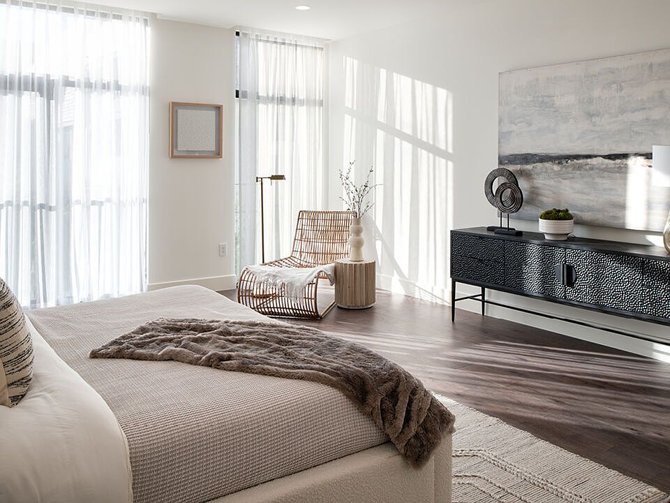 1st image of 425 N Palm Dr #302