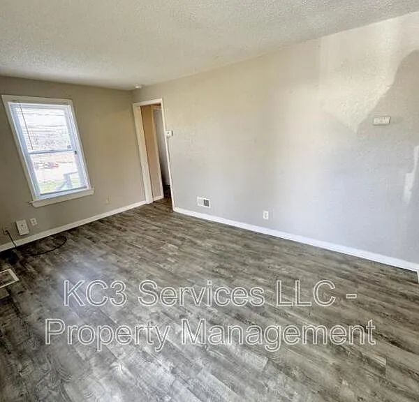 6131 NE Vivion Rd — Photo 4