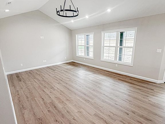 5th image of 240 Clover Cres