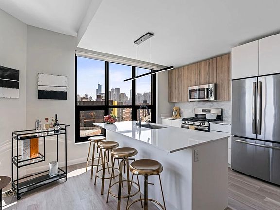 4th image of 705 N Milwaukee Ave #4R