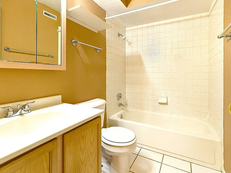 219 West Shorewood #3A — Photo 8