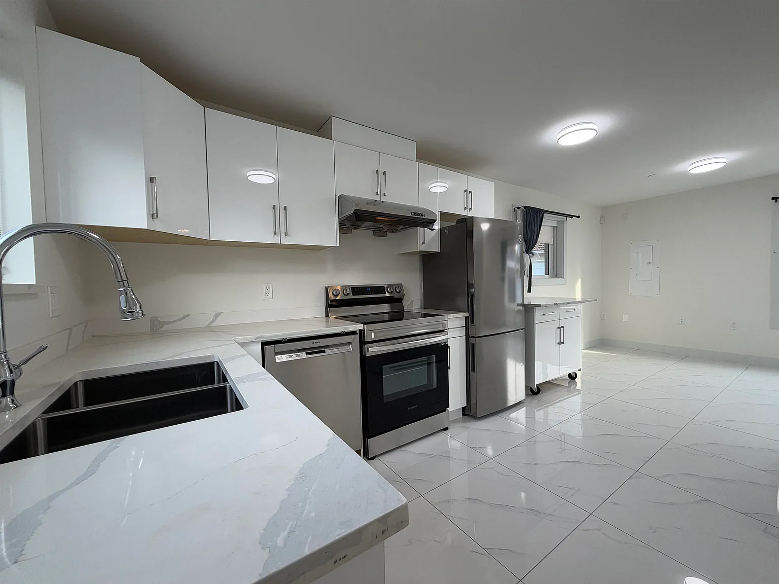 2 bed, 807 sqft, $2,750 — Photo 3