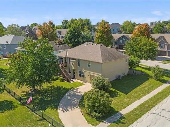 805 Albatross Dr, Grain Valley, MO 64029