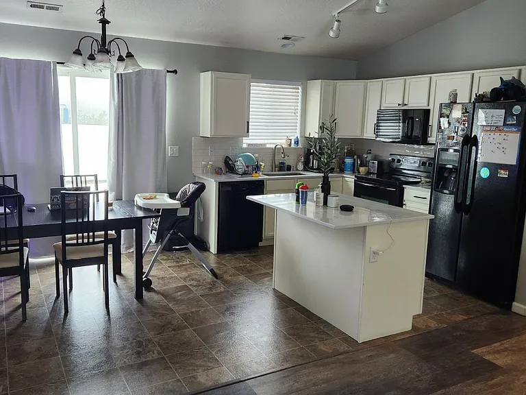 4407 S Mack Rd — Photo 3