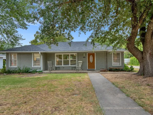 1313 Hillcrest Blvd, Gainesville, TX 76240